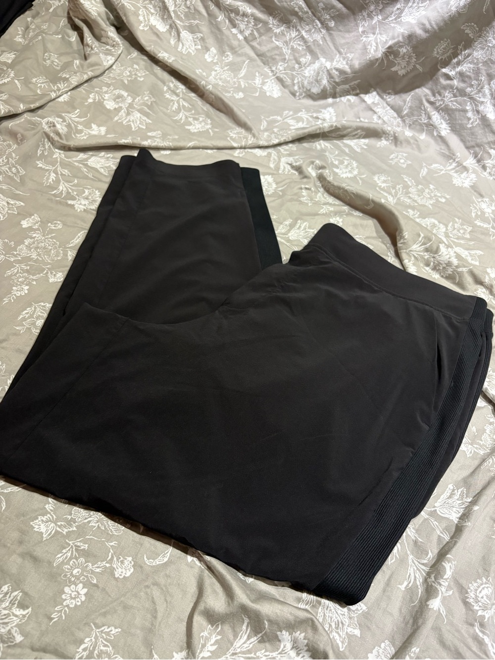 Athleta black side stripe active pants 18